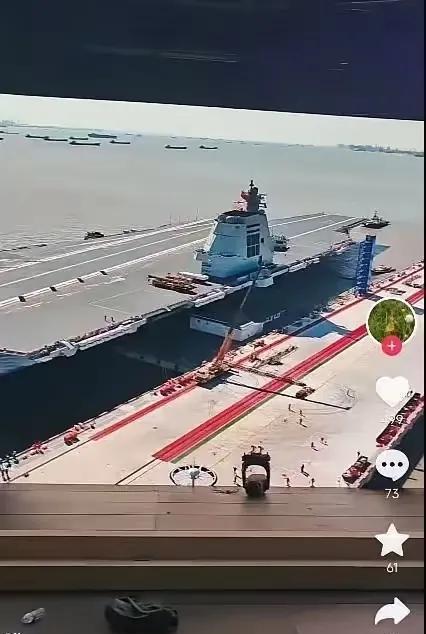福建舰铁定八一入役，你看，红毯已经开始准备，观礼台也开始搭起来，这两天将进行彩排