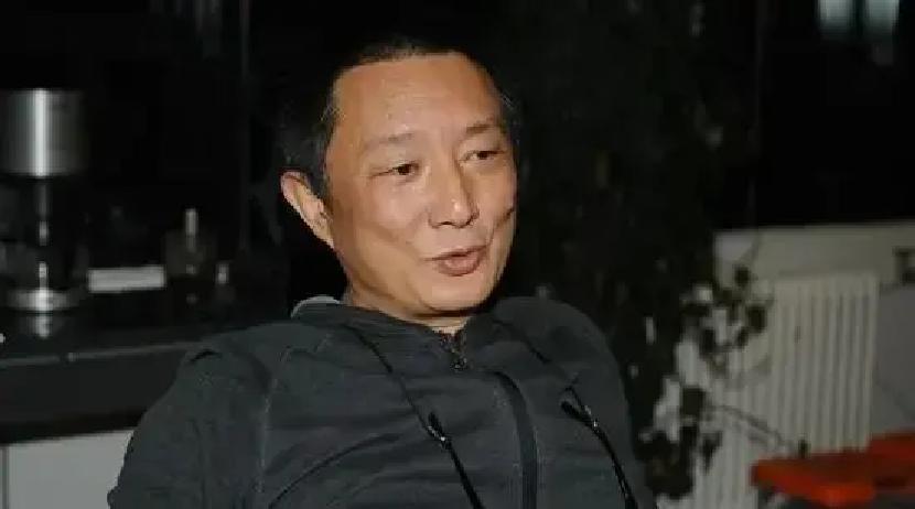 张黎67岁独居，宋佳再不提他2007年剧组酒店门口那张牵手照，把张黎推到风