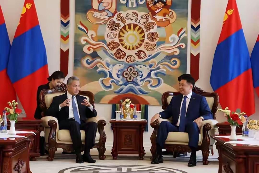 王毅刚走，蒙古就听懂了：日本想借稀土挖中国墙角？行不通！王毅外长日前应邀访蒙