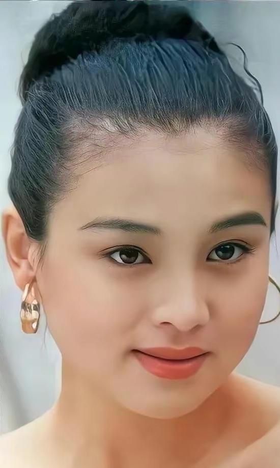 当年，英宁向刚生下女儿不久的妻子赵明明提出离婚，赵明明追问原因，英宁支支吾吾就是