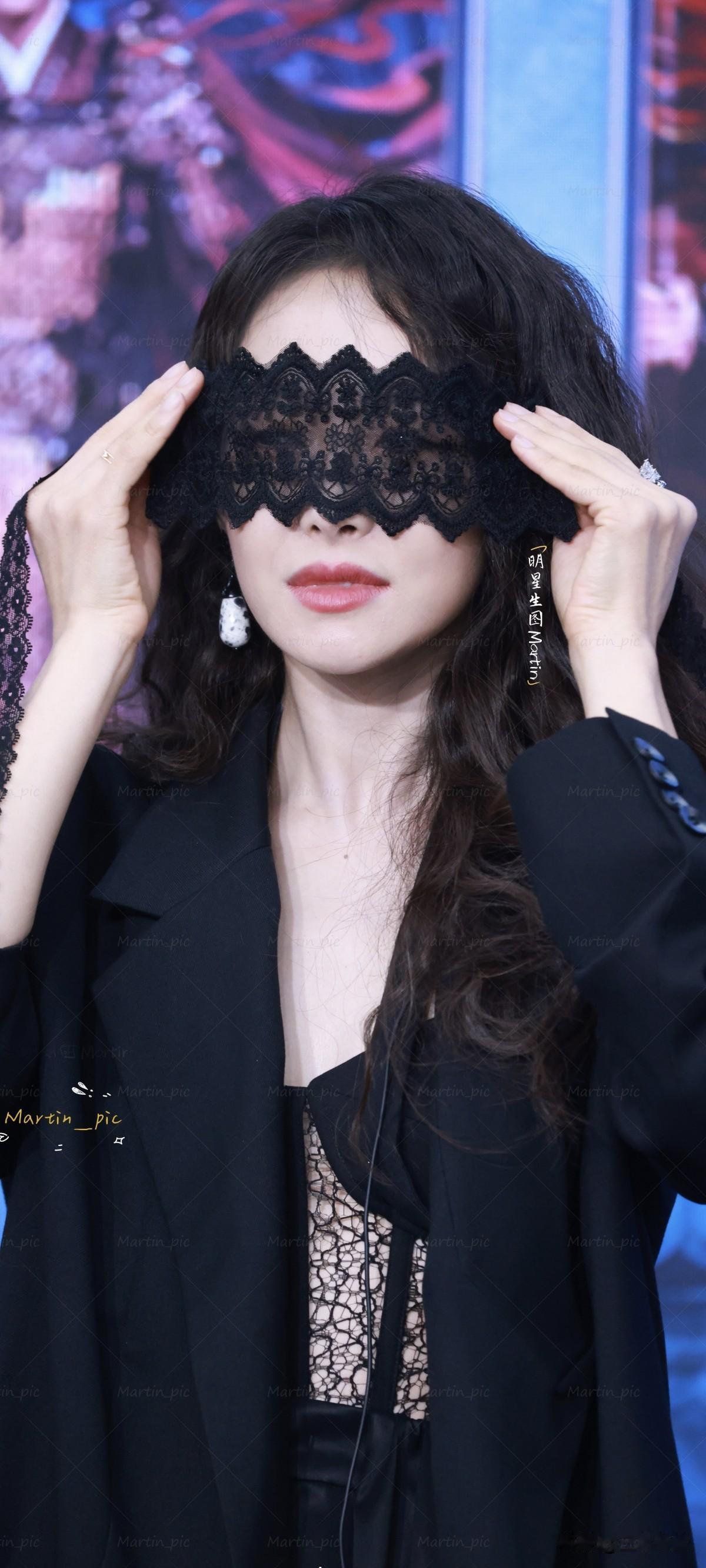 宋茜山河枕追剧团生图掉落~蕾丝眼罩姐姐是要迷死谁​​​，这眼罩造型，姐姐你