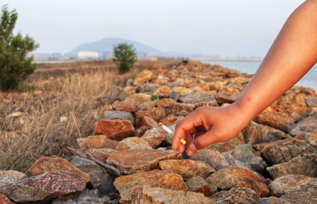 扔了十几年烟头，草地寸草不生，大哥当场戒烟：草能被毒死，肺呢？一男子发现