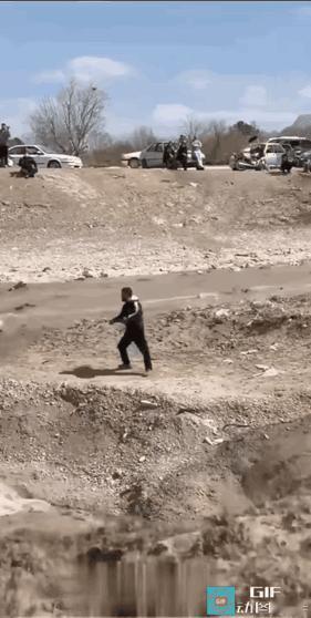 机会转瞬即逝，小哥哥错过了这一波，现在先回去已经很难了。