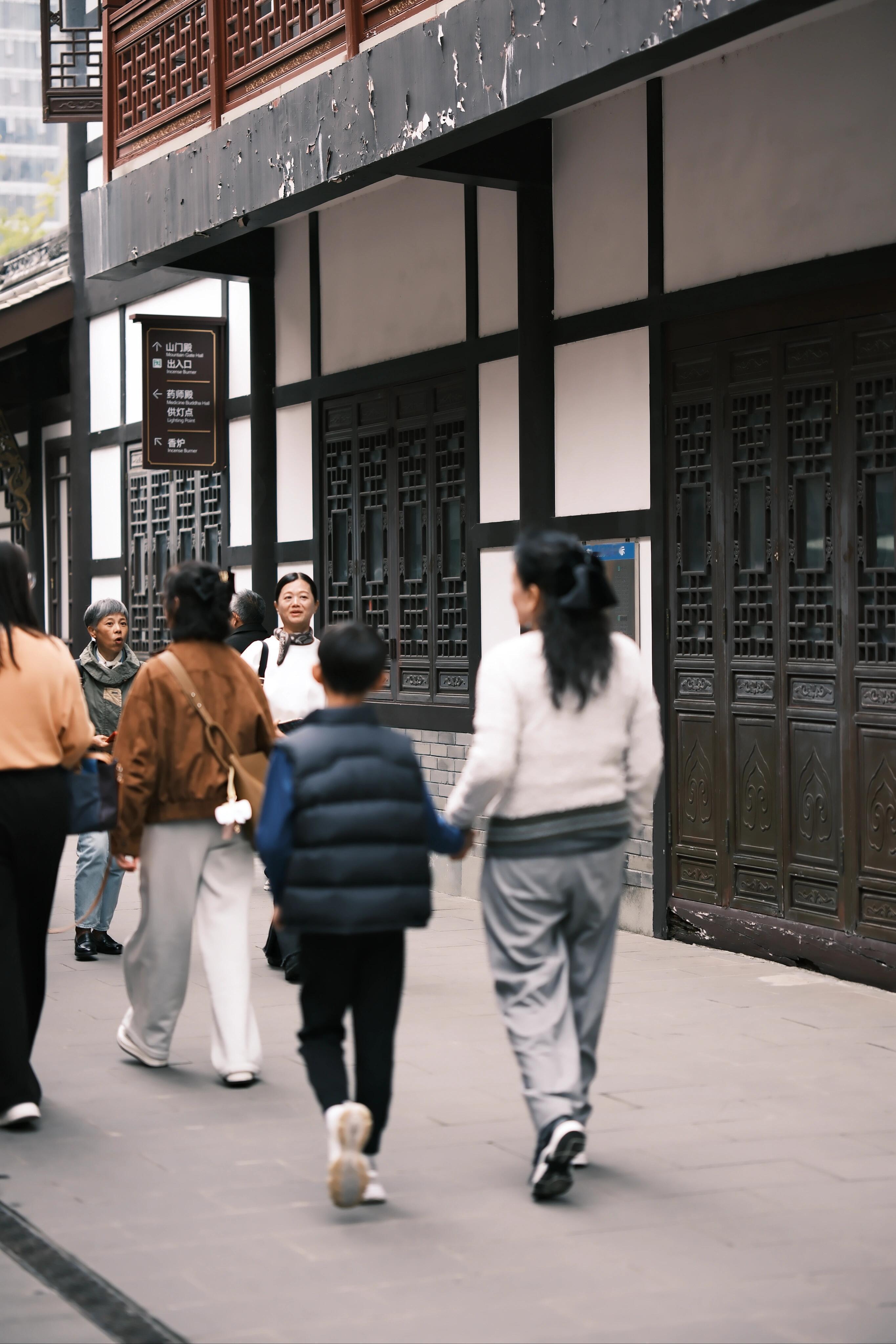 网友太古里偶遇汪小菲一家，张兰带着霖儿逛寺庙​​​