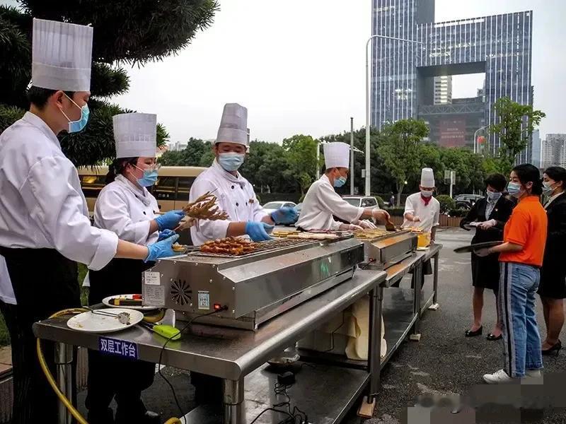 禁酒令之后，好多酒店都搬到外面摆摊卖饭了，政策本意是禁止违规吃喝，但有些地方执行