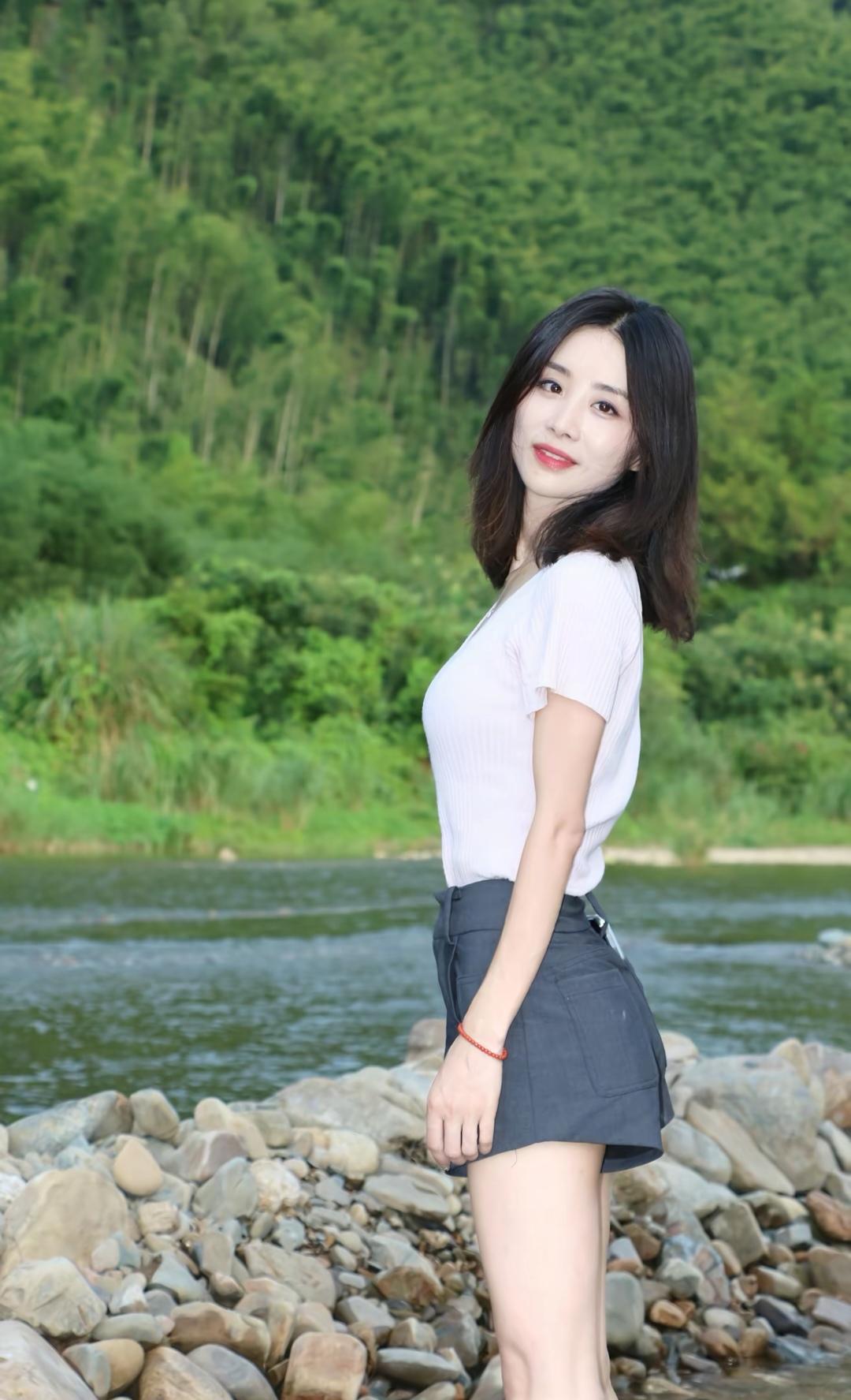 美丽姑娘在小溪戏水