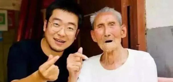 武汉快递员秦岷意外救起昏迷老人，哪料，却遭其女儿反咬：“我爸是你撞的，你要负责！