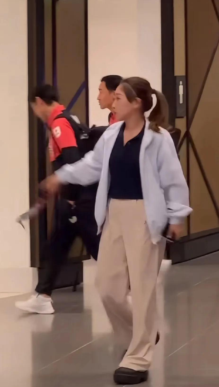 刘诗雯现身多哈，暖心一幕引回忆杀在多哈赛场，惊喜捕捉到刘诗雯的身影。她不远