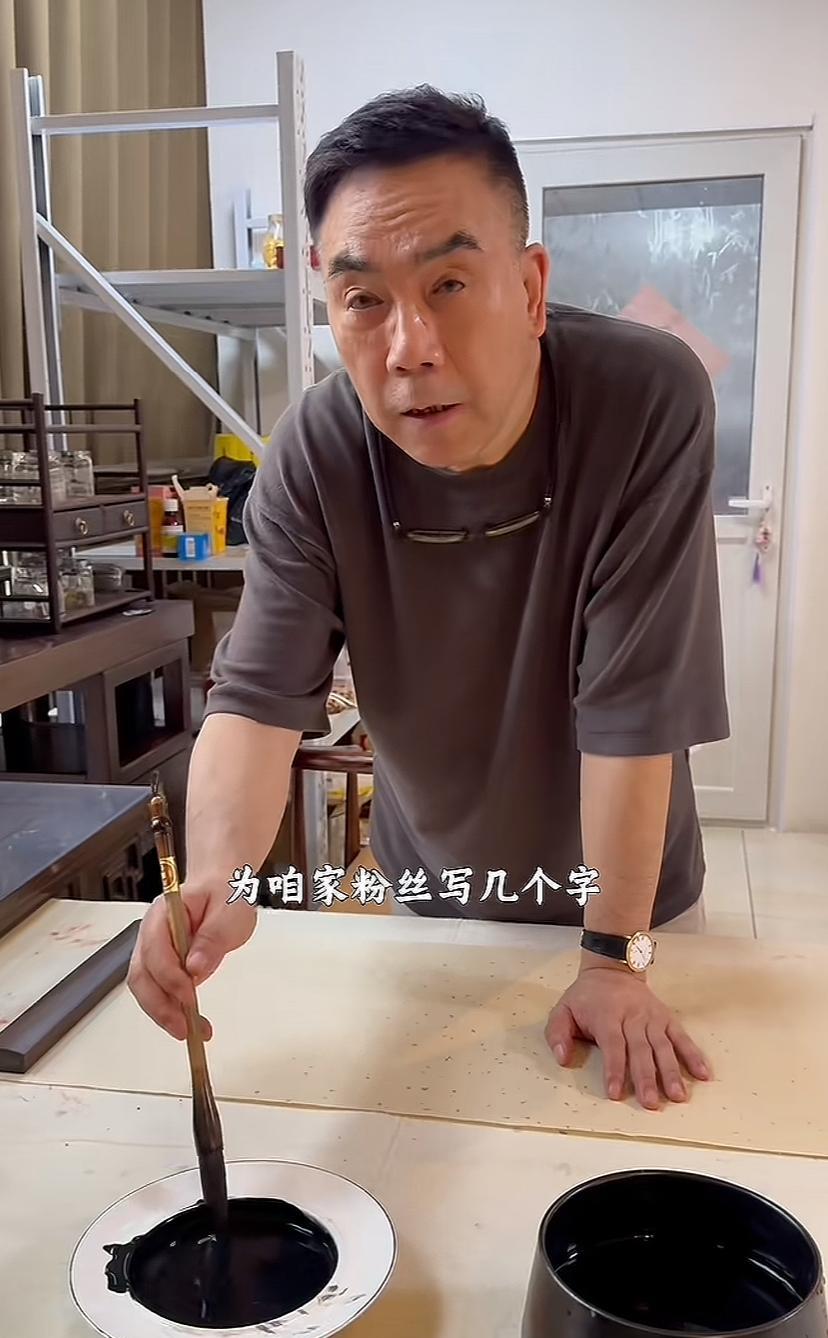 杨仪还是半个书法家，家里装备全套，展纸、研墨、握笔行云流水。他说给粉丝写几个字，