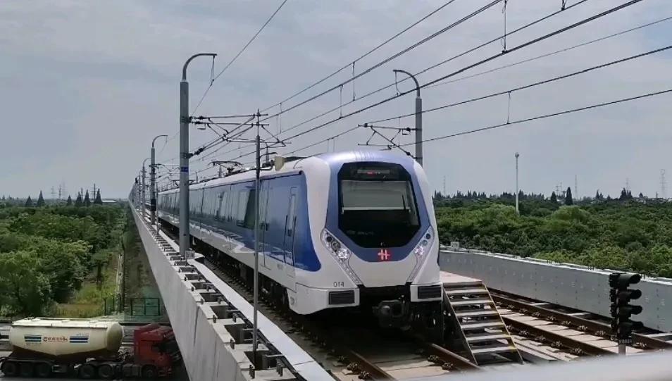 海宁这个县级市，2025年GDP干到1438.37亿，全国百强县排第16。平湖加