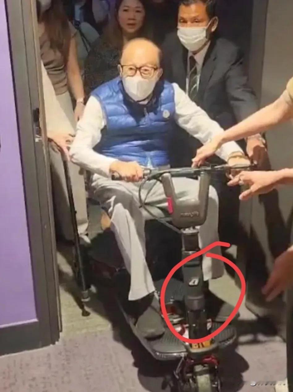 李嘉诚，连夜冲上热搜！快100岁的老人了，为了健康有多拼？昨晚五月天演唱