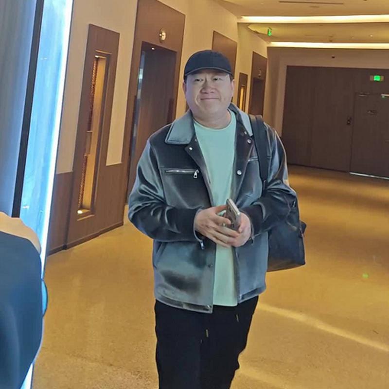 张鹤伦迎来41岁生日，来德云社20年，终于混成台柱子!张鹤伦有三个生日，一个是身