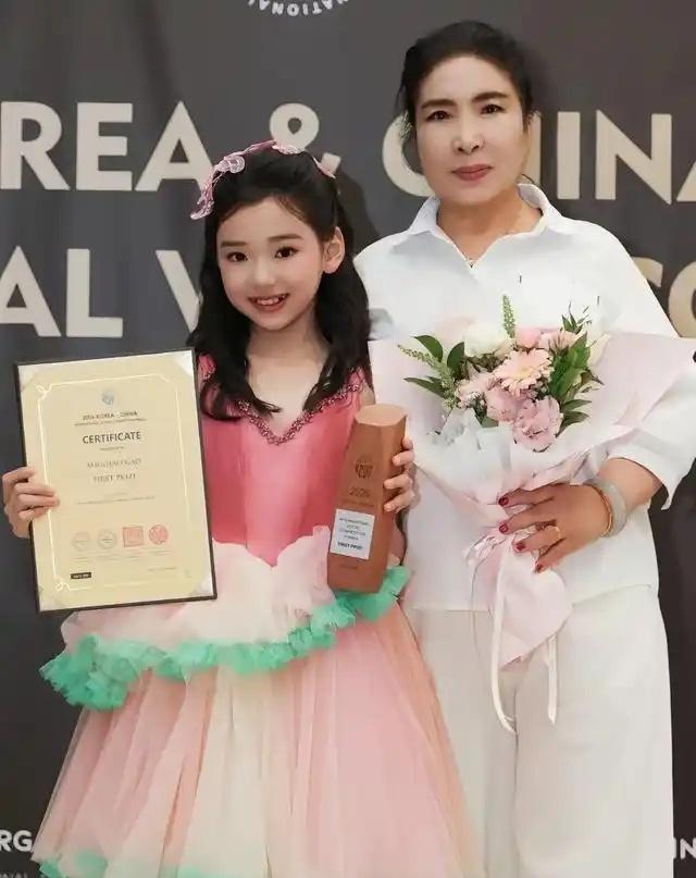 董璇探班张维伊，亲手涂润唇膏，小酒窝在旁边都笑得直摇头​​​