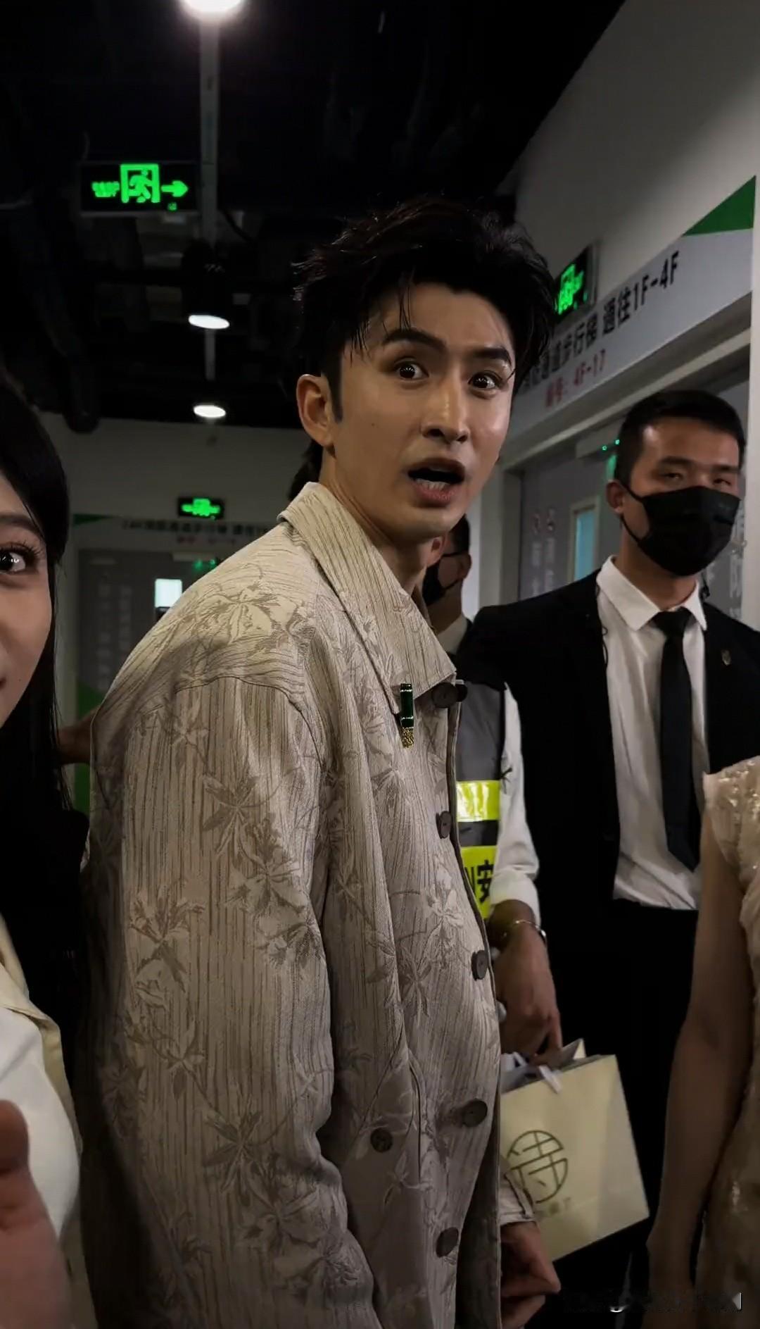 张云龙秒变新郎官，买了盐，感情就不会变淡[捂脸哭][捂脸哭][捂脸哭]这大嗓门女粉丝的