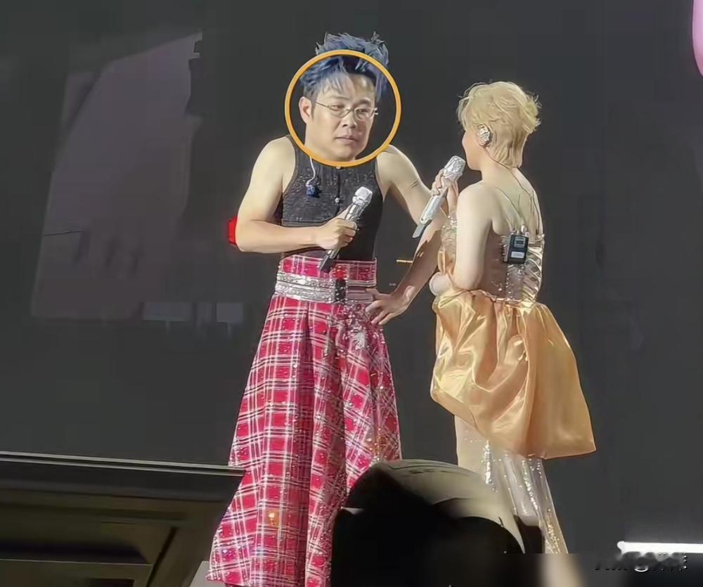 沈春阳当着上万人的面，对小沈阳说：谢谢你，把我的女儿视如己出。沈春阳当着上万