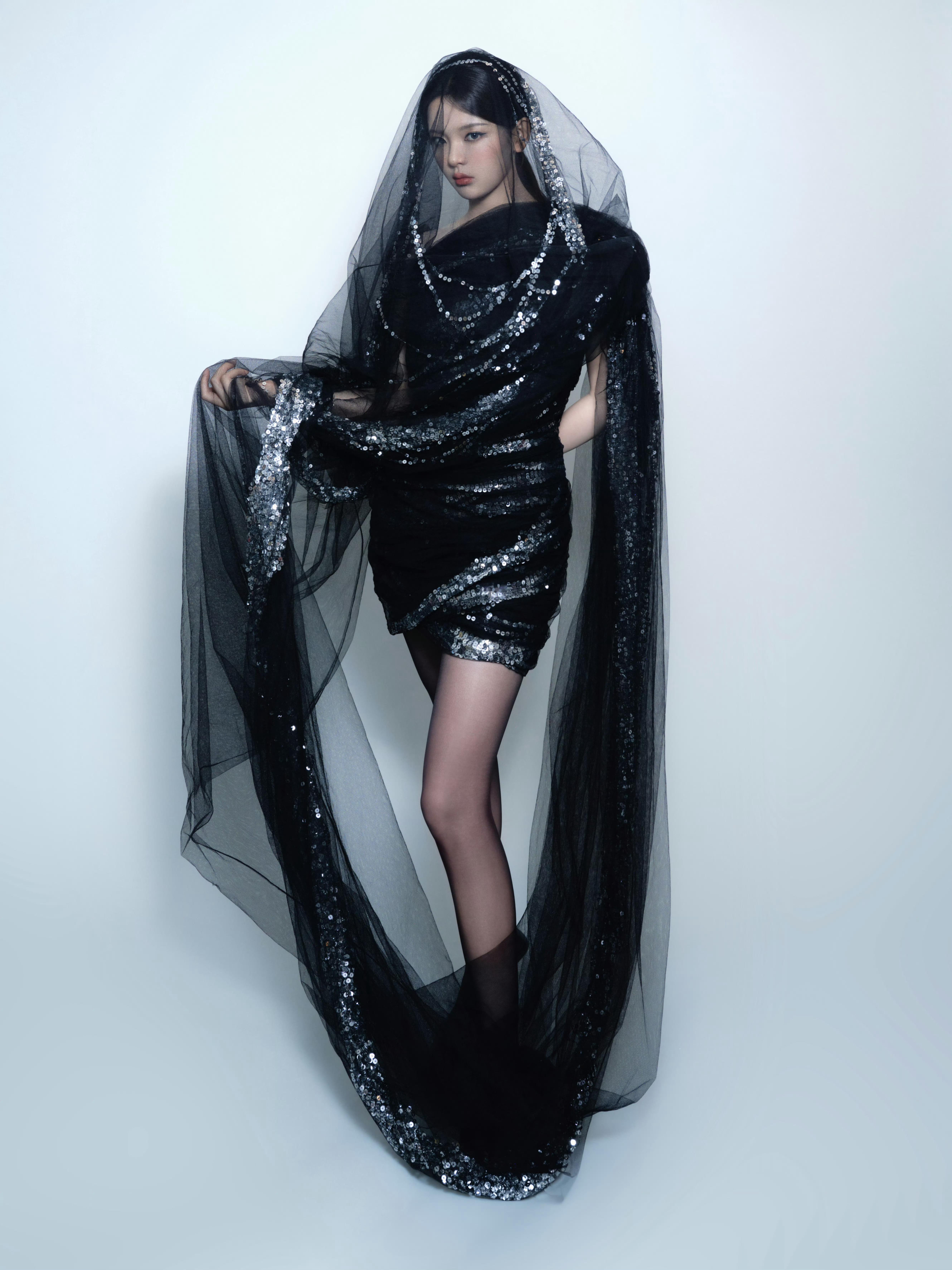 杨超越的大长腿很适合穿黑丝