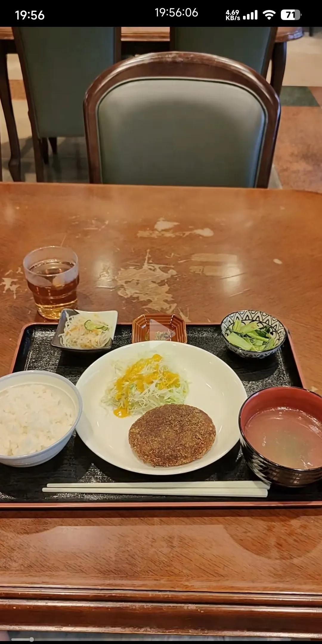 图一，日本机关食堂给公务员提供的餐食图二，日本学校给学生提供的餐食。日本公务