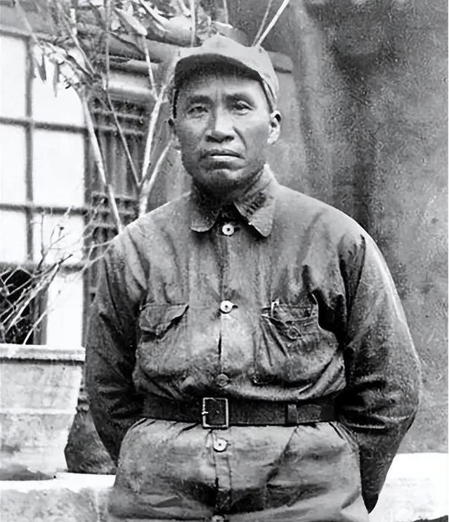 1929年，朱德和妻子在吃饭。突然，敌军踹门而入：“抓住朱德！”妻子灵机一动，抓