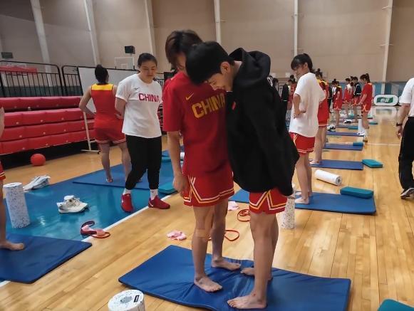 杨舒予采访好笑又好哭杨舒予接受央视采访，谈到自己平时主动进行健康管理，她笑着指