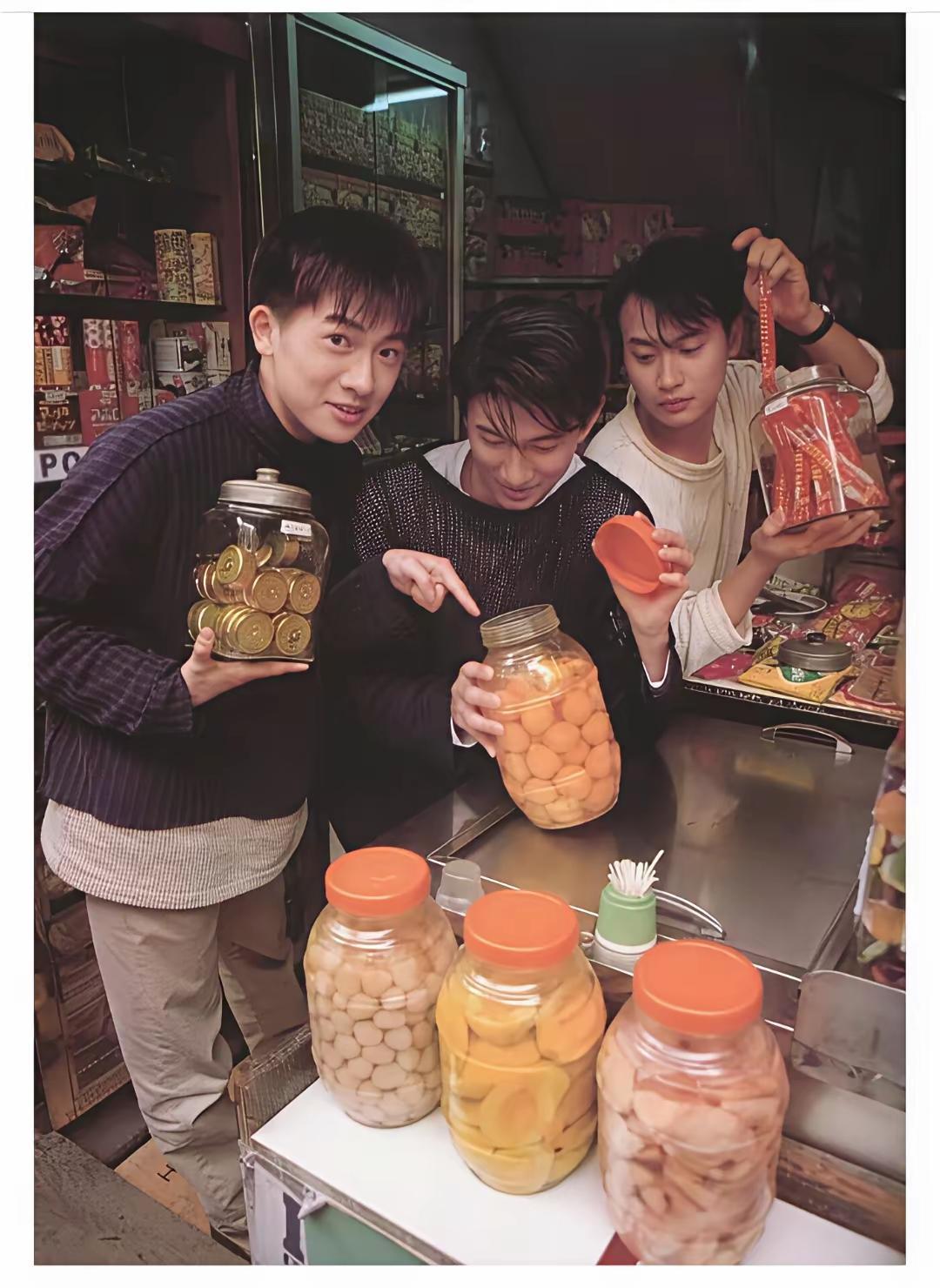 他们三人仔细端详，我觉得陈志朋比吴奇隆还要好看些苏有朋宛如乖乖的小帅虎吴奇