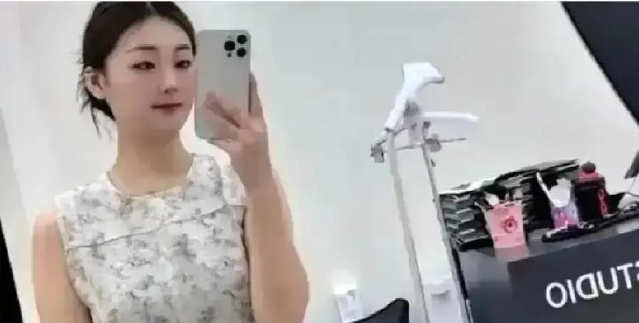 四年网暴，一句“邻居式客气”终于撕开真相。陈亚楠把和前夫的私聊截图甩出来：