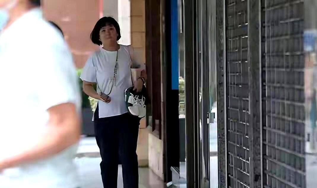 昔日女团小公主，如今挺着小肚腩在街头接娃。镜头扫过她明显的双下巴和隆起的腹部