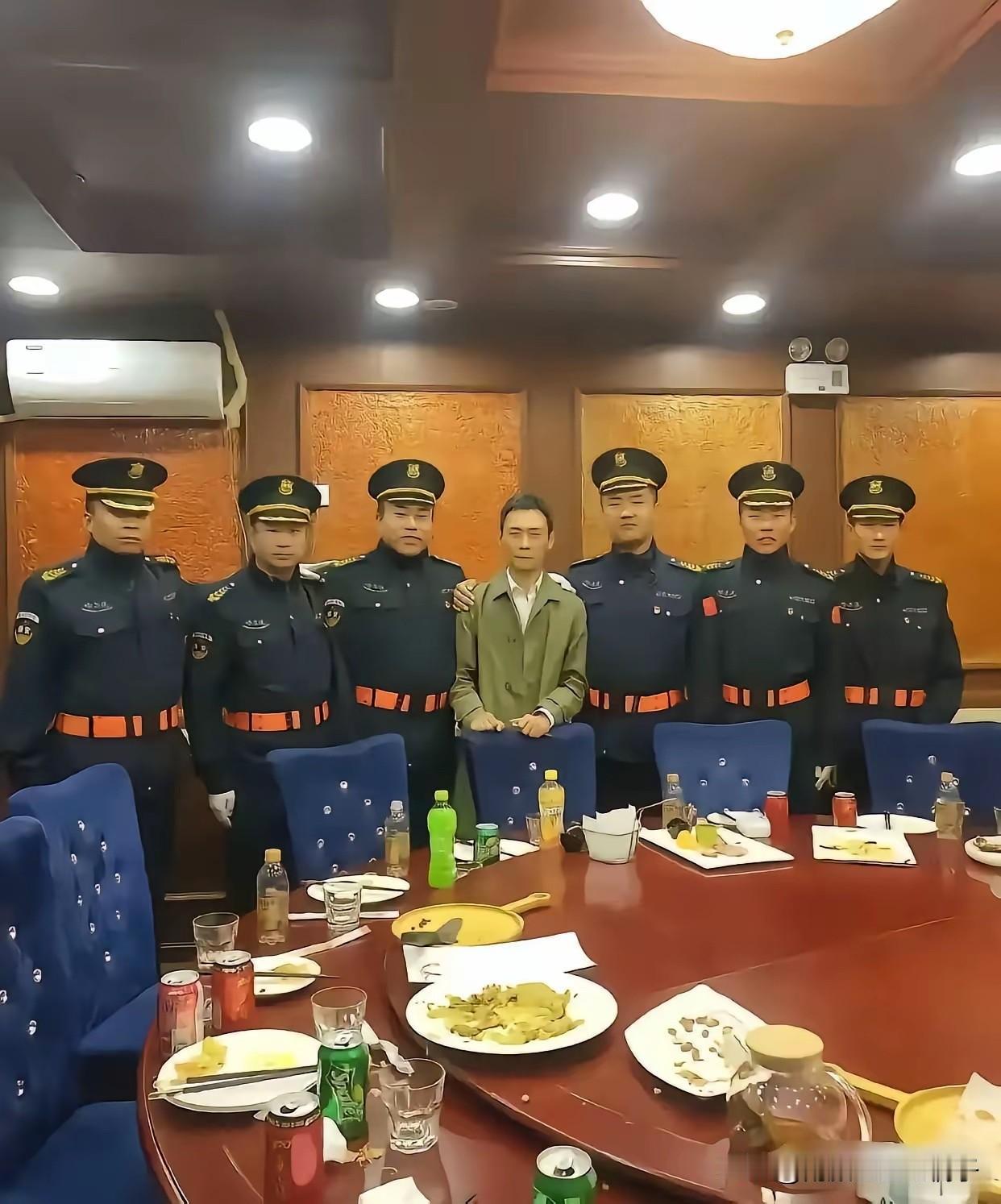 合照就合照，非要穿制服吗！[捂脸哭]
