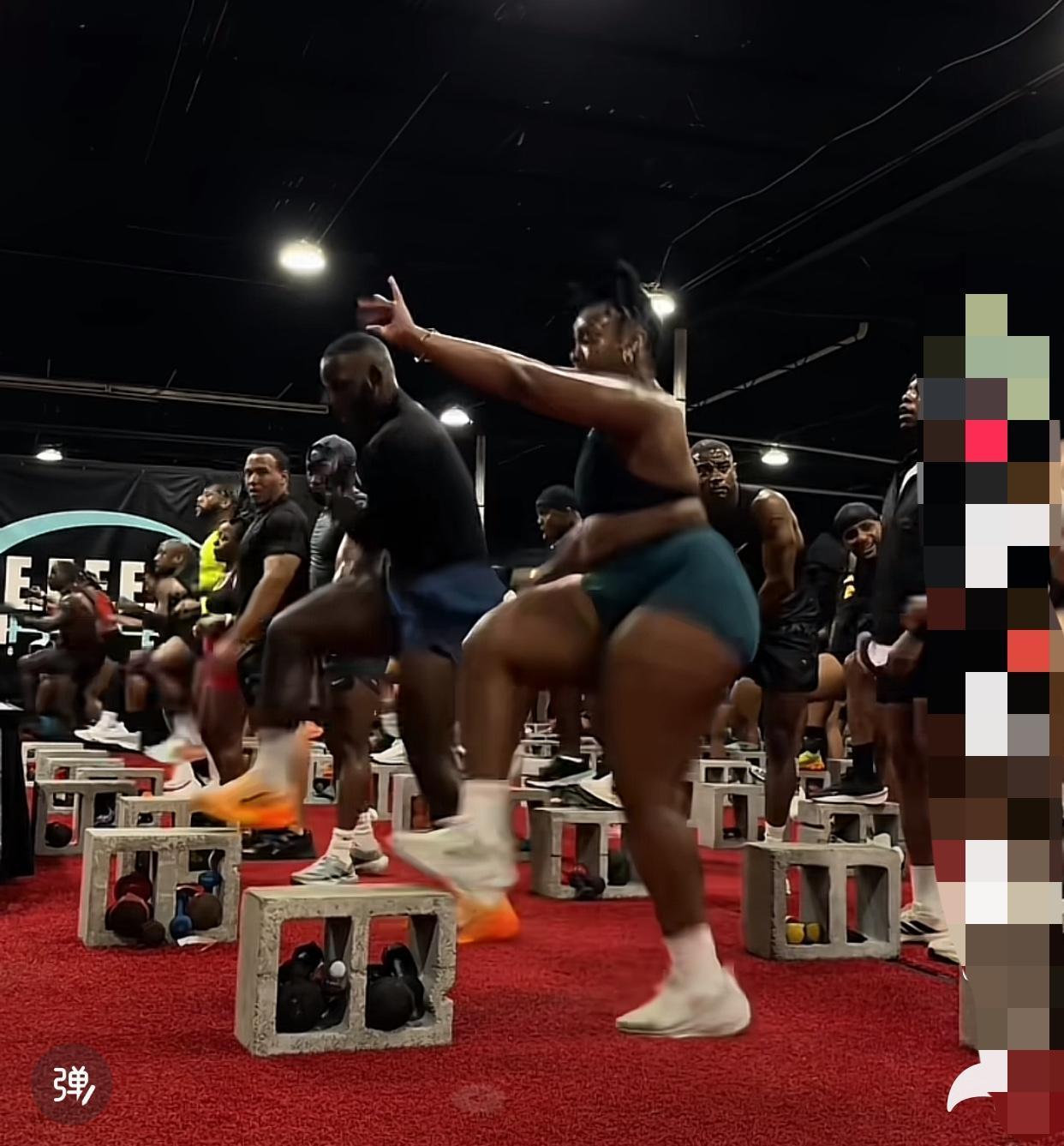 外国人臀部挺大呀，不成比例，臀部比脑袋都大，真不可思议呀？