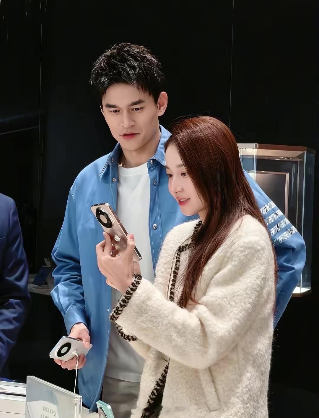 明星都来线下买华为Mate80系列手机