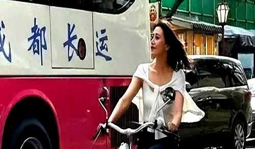 45岁的高圆圆在成都街头骑自行车的时候被人拍了下来，照片里她的穿着打扮特别日常，