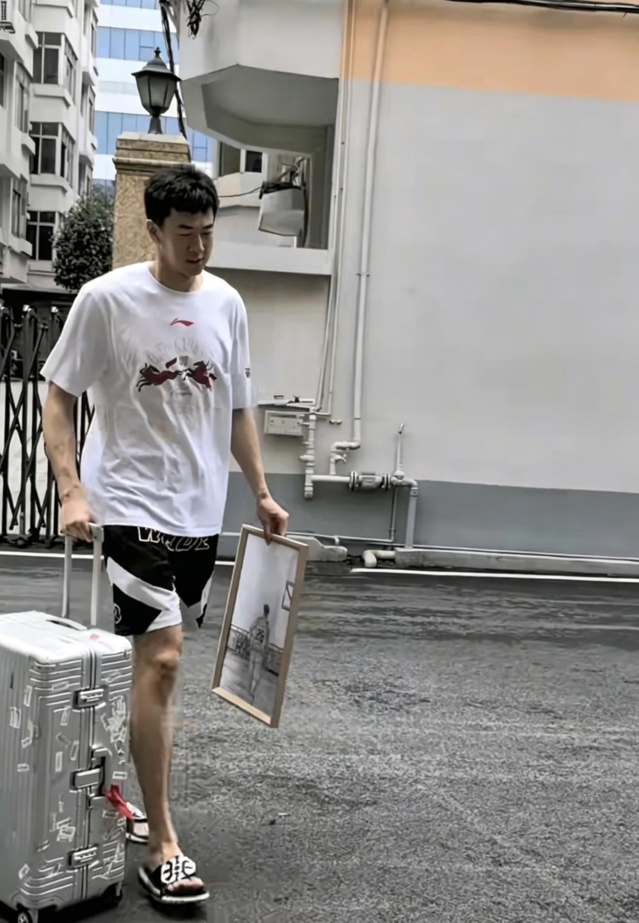 王少杰离开宏远俱乐部，这个节点对广东球迷来说还是有点复杂他在广东这两年，不算