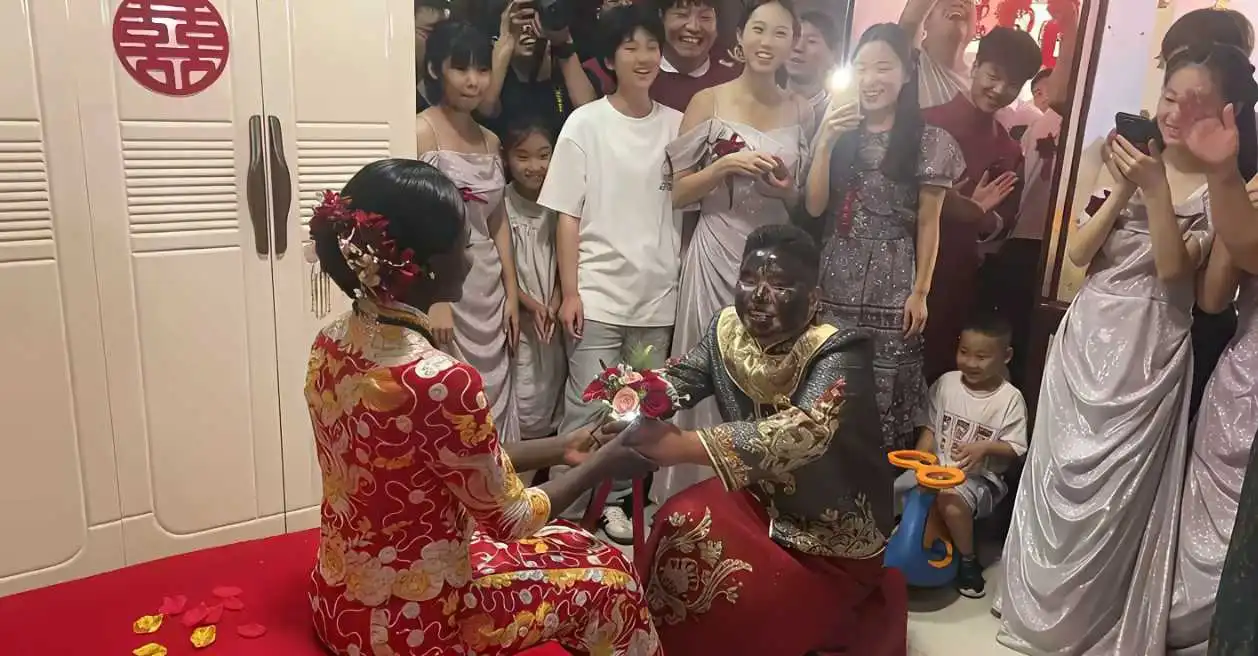 新郎为了迎合新娘，也是拼了啊。