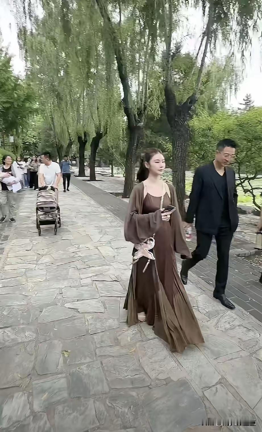 温馨氛围感拉满！汪小菲夫妇携爱子出游，一家人日常甜度超标春日北京气候宜人，
