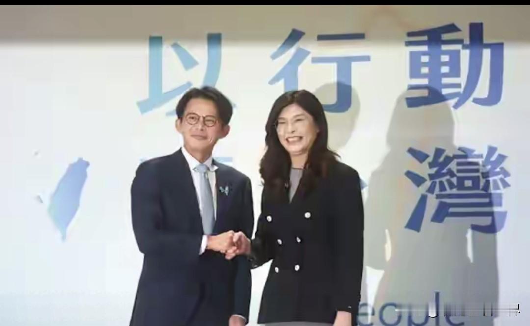 竹北市选战蓝白陷入了分裂。但是黄国昌和柯文哲的表述出现了明显的差别。聊湾区看世界