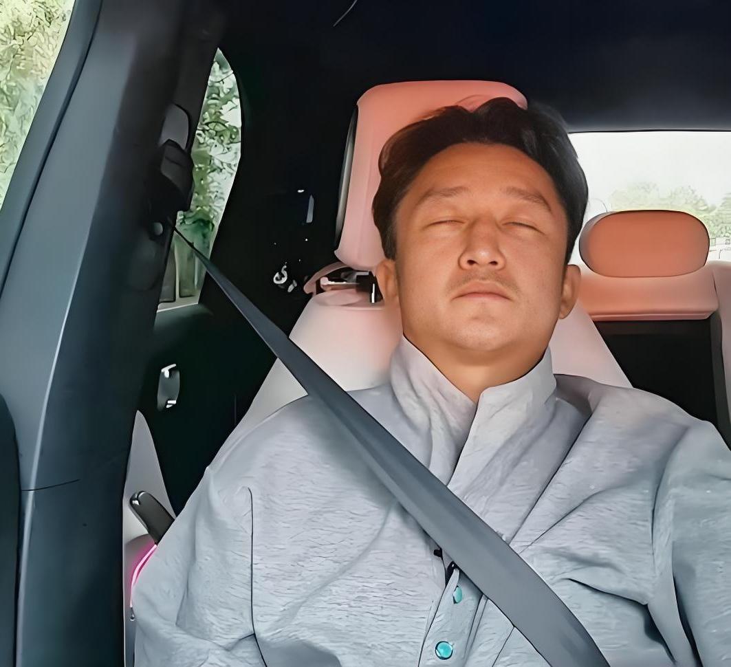 7年亏掉2亿，拳王邹市明还能不能东山再起？网上流传一种声音：想要翻身，最好的选
