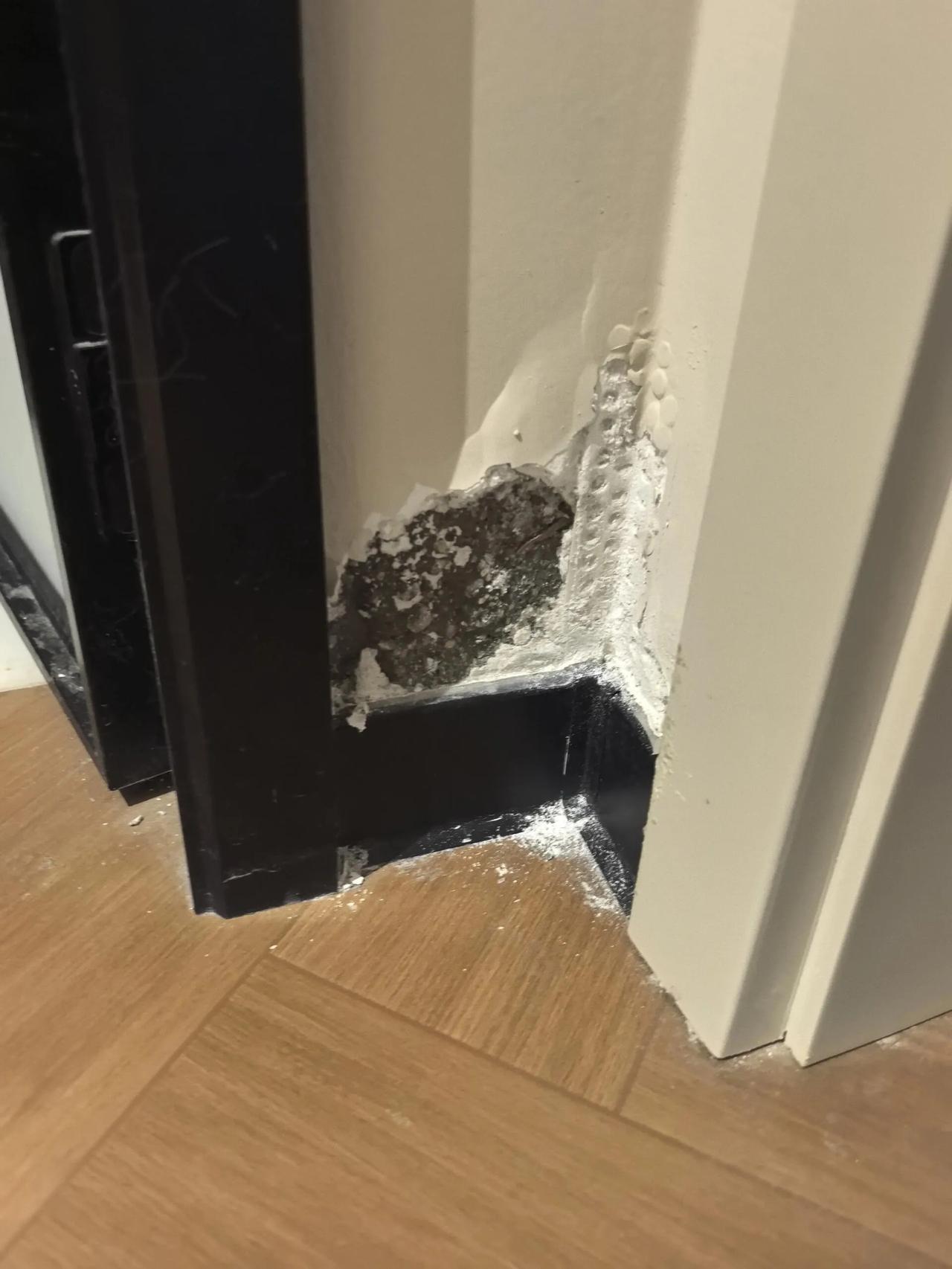 墙角返碱，你们咋处理的？入住一年，卫生间门口的墙角已经开始返碱了，踢脚线都整掉