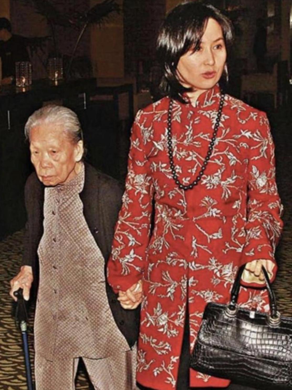颠覆认知！豪门婚礼最金贵的座位，竟不属于豪门亲戚？全网都在热议何猷君奚梦瑶婚