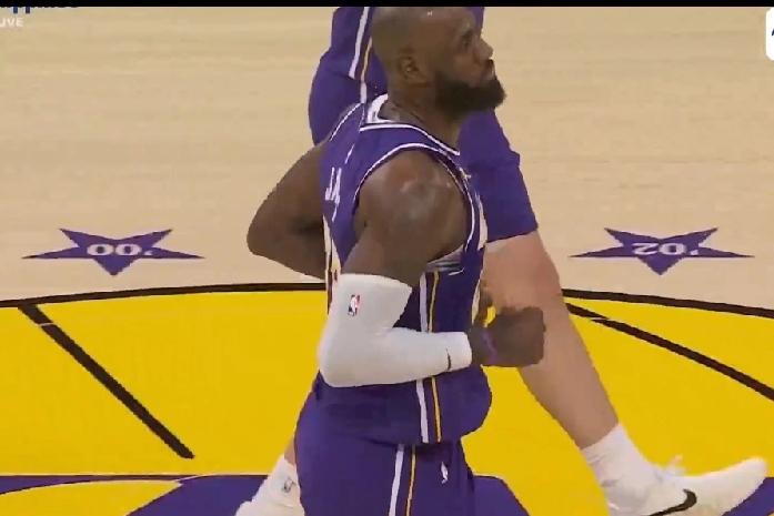 全指望你！NBA湖人末节崩盘负于雷霆，詹姆斯22分+6板+10助+3误，老詹第三