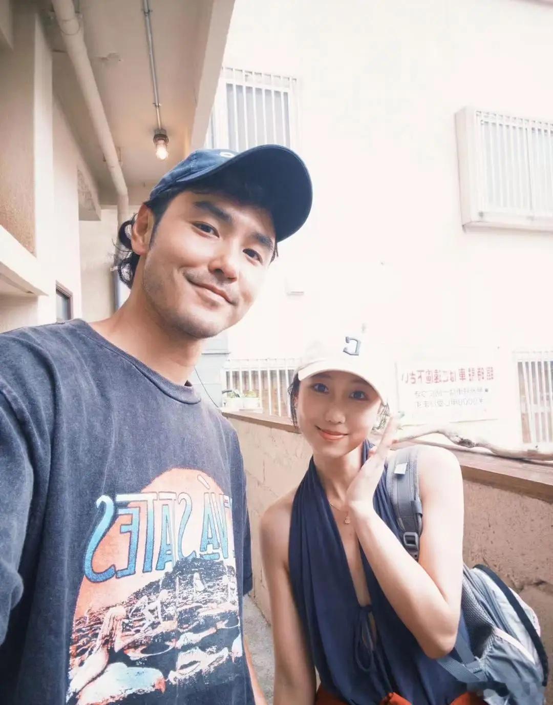 阮经天在日本逛商场被偶遇，他打扮休闲大方，戴着鸭舌帽，留着络腮胡子，显得成熟稳重
