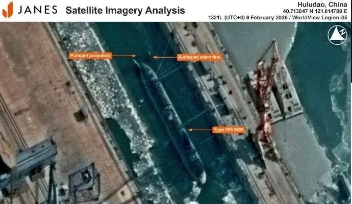 渤海大黑鱼正式露面，真够巨大的，妥妥10000吨以上。潜艇具有肥大的艇体，耐压