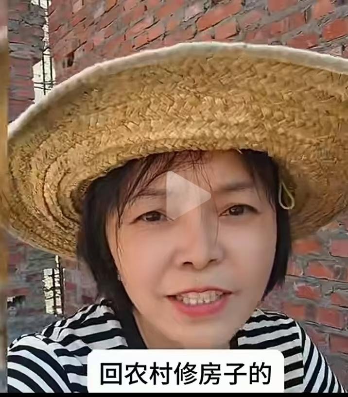 美女怒怼专家！专家说：“回农村建房的脑壳都有问题，一年又住不了几回，没有学校，沒