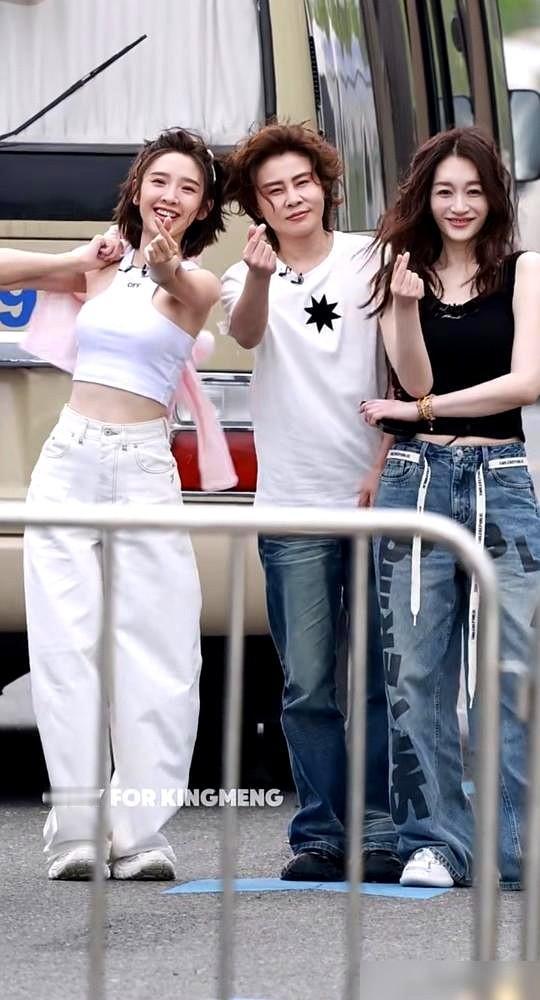 我总忍不住多看李小冉几眼。就说那张同框照吧，她根本没想着要“营业”，镜头在哪儿