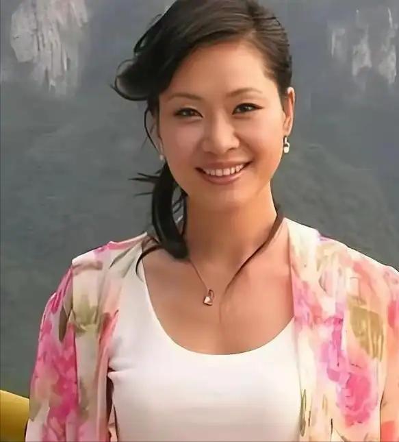 “弟弟，姐姐我今天就嫁给你了”！2001年，36岁于文华下嫁29岁未婚钢琴家，2