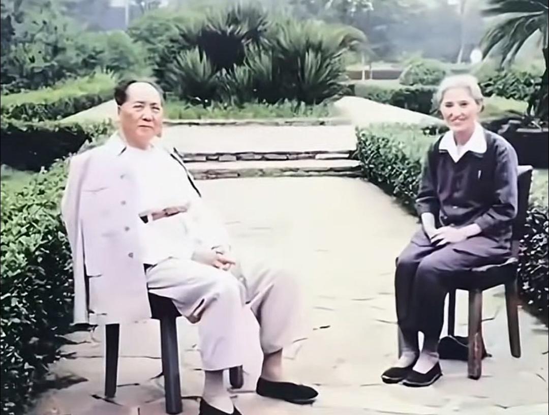 毛主席在上海视察工作期间，专门提出要接见吴启瑞，她就是恩师的儿媳。1960年