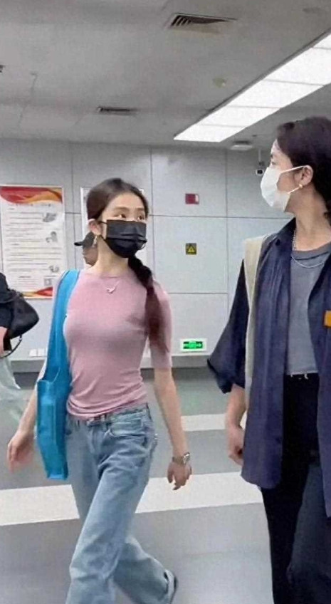19岁黄多多回国探亲，绝美天鹅体态美到窒息，孙莉甘当绿叶