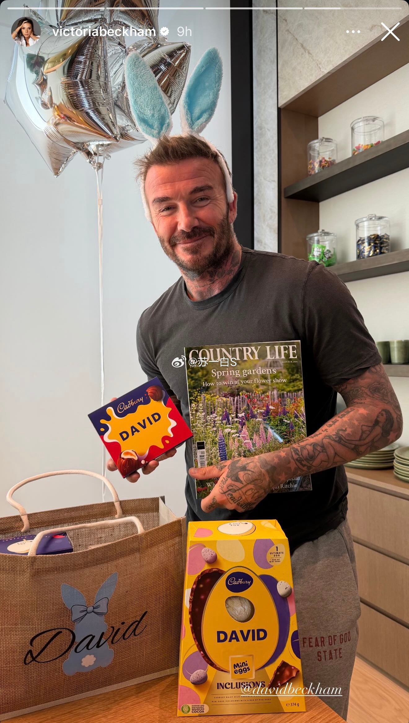 复活节的“隔空battle”👇维多利亚先晒了全家人的定制礼物🎁包括两儿子各自