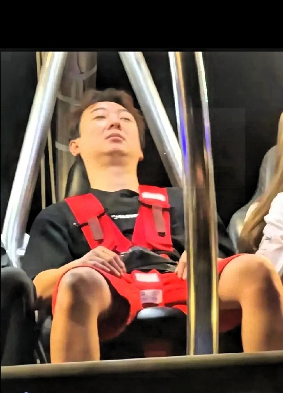 家里都快破产了，自己还到处吃喝玩乐，标准的花花公子，就是个败家子而已。今年春节