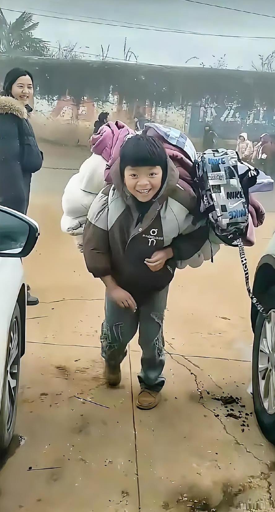 妈妈去接读小学放寒假的儿子，看见儿子走过来的瞬间，妈妈是又心疼又感动了。宝妈平时