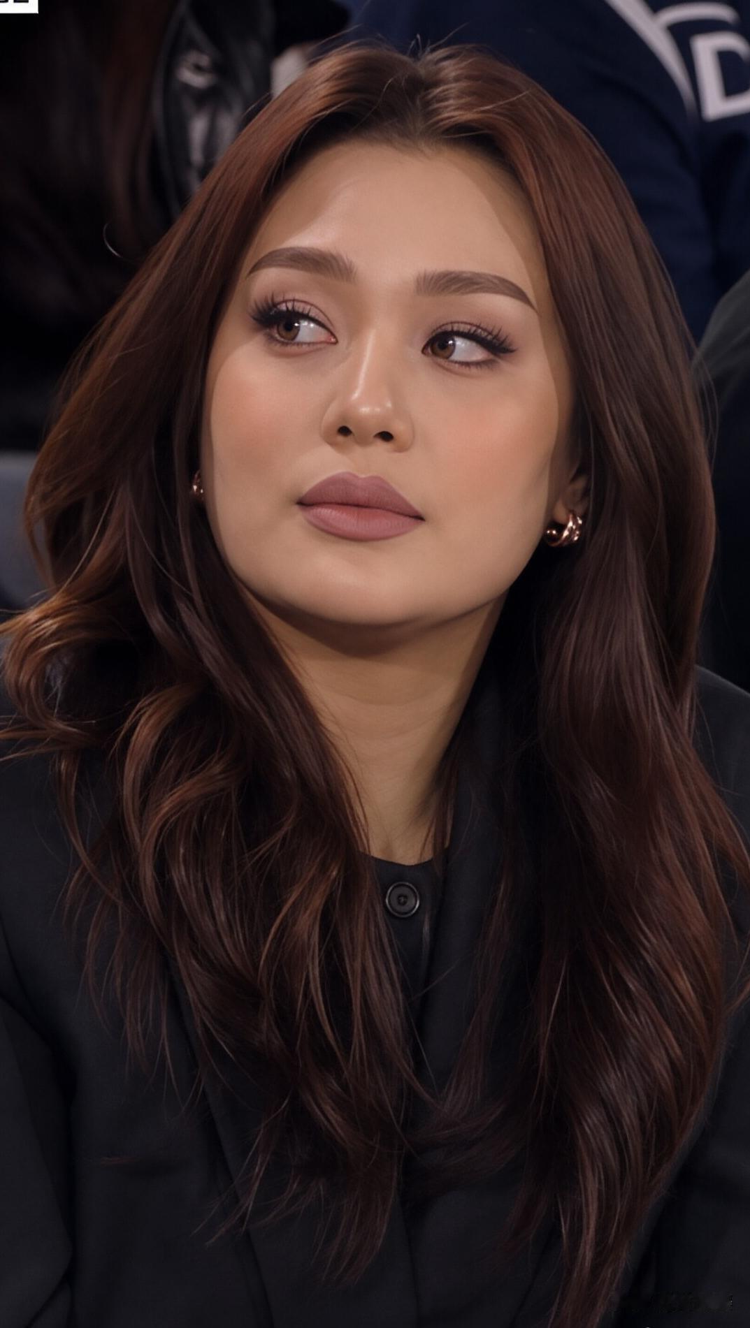 这位美女观众是谁？有知道的吗？
