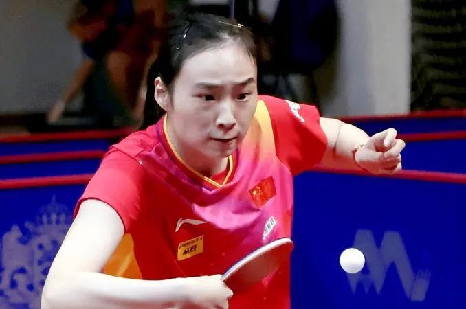 王晓彤打朱思冰比何卓佳打得好很多，3：1获胜，但不知为何吃了一张黄牌王晓彤在萨